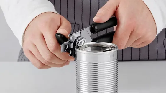 Descubrió una vieja lata de comida y mostró cómo luce su interior 25 años después