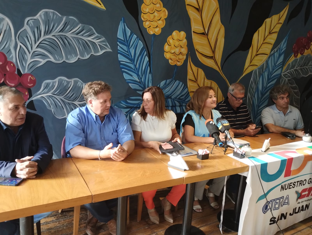 Los gremios docentes realizaron una conferencia de prensa para anunciar la marcha de este miércoles.