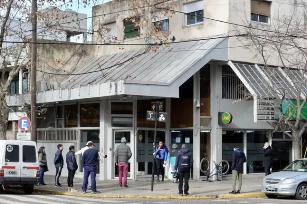De película: ladrones vestidos de policías intentaron robar una sucursal de un banco