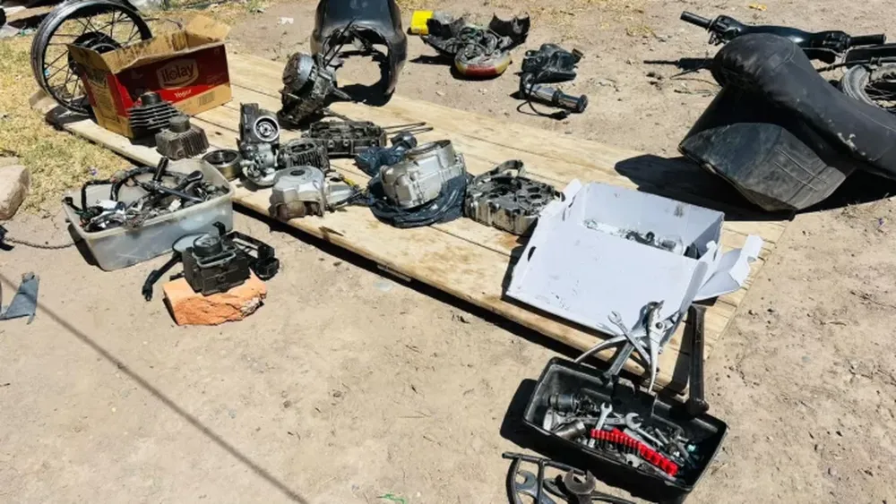 Siguieron a un sospechoso hasta el fondo de una casa donde hallaron un desarmadero ilegal de motos presuntamente robadas