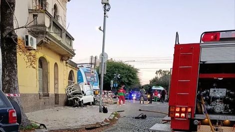El tren Sarmiento arrolló a una camioneta: un muerto y un herido grave