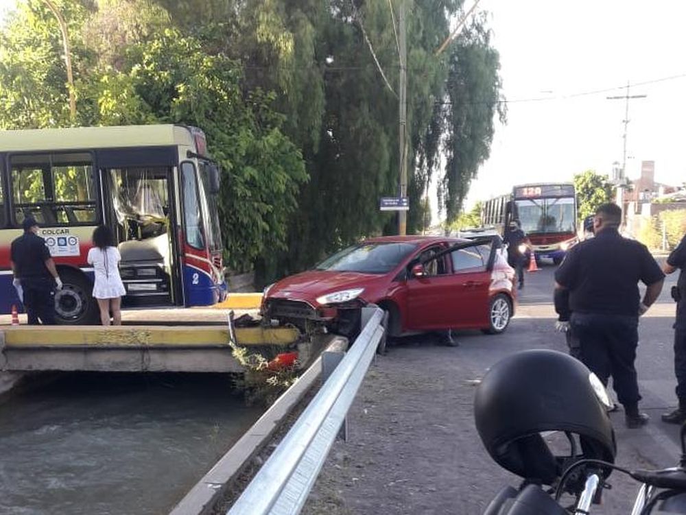 Tres chicas en aparente estado de ebriedad perdieron el control del auto y casi caen al canal