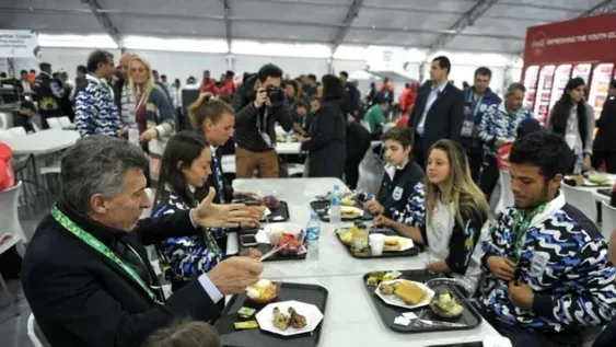 Macri recorrió la Villa Olímpica y almorzó con los atletas argentinos