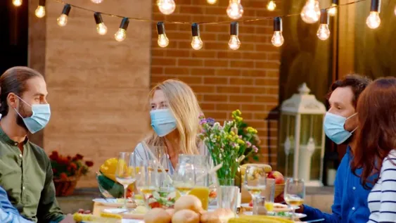La OMS recomienda el uso de tapabocas en la cena de Nochebuena