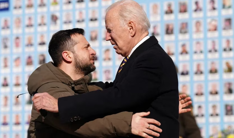 Biden llegó a Ucrania por sorpresa y promete más armas de EEUU