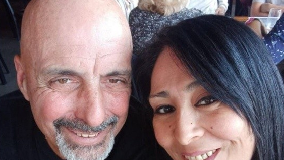 Acusado de matar a su madre y a la pareja, limpió la escena y dejó notas con sus próximos pasos