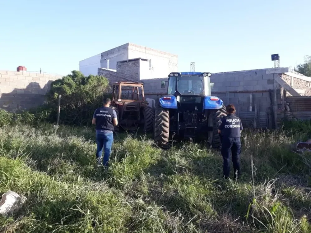 Le robaron sus tractores y alquiló un avión para encontrarlos