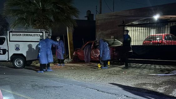 Un auto se estrelló contra un poste en Santa Lucía: un muerto y un herido grave.