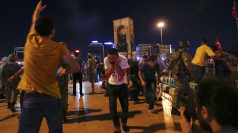 Impresionante tiroteo en las calles de Turquía luego del golpe de estado