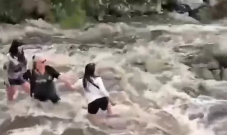 [VIDEO] Un ministro de Turismo rescató a un grupo de turistas atrapadas en un arroyo