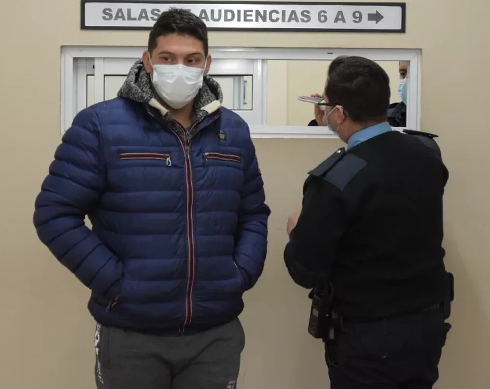 Agente en problemas: lo pescó una cámara cuando robaba los retrovisores de una moto