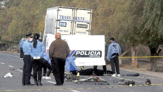 Se estrelló contra un camión que le pasó por arriba con moto y todo, no sobrevivió