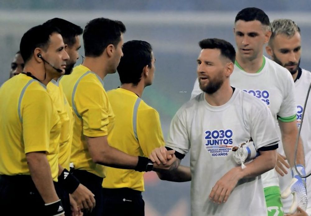 La remera que lucieron los jugadores durante el himno, con un mensaje contundente