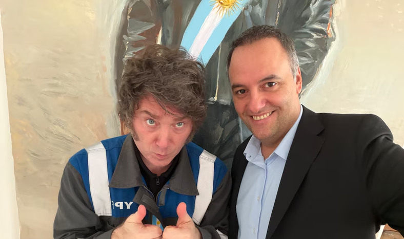 Javier Milei junto a Manuel Adorni.