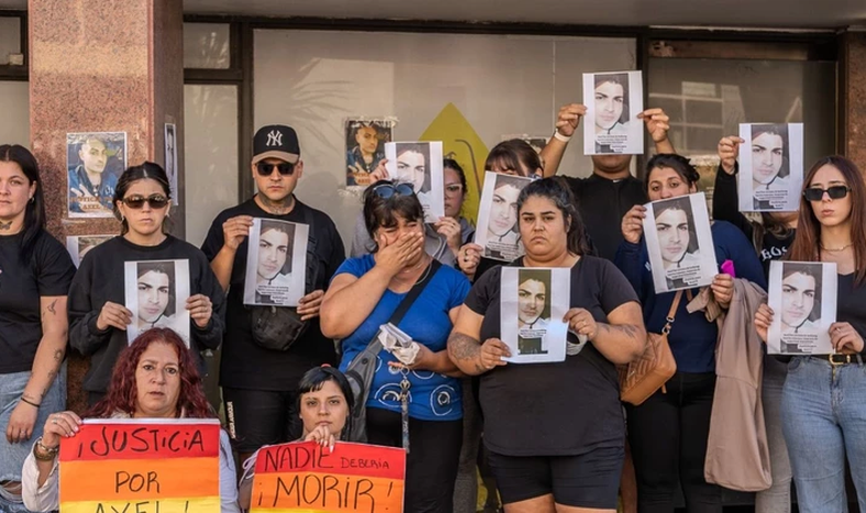 Familia y amigos de Axel pidiendo justicia.