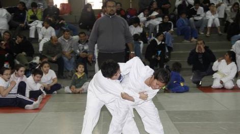 Niños que aprenden sobre respeto al tirar al oponente