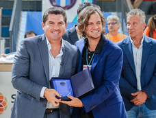 El gobernador Marcelo Orrego junto a Leonardo Pérez, presidente de la Asociación de Sordomudos de San Juan. El gobernador Marcelo Orrego junto a Leonardo Pérez, presidente de la Asociación de Sordomudos de San Juan.