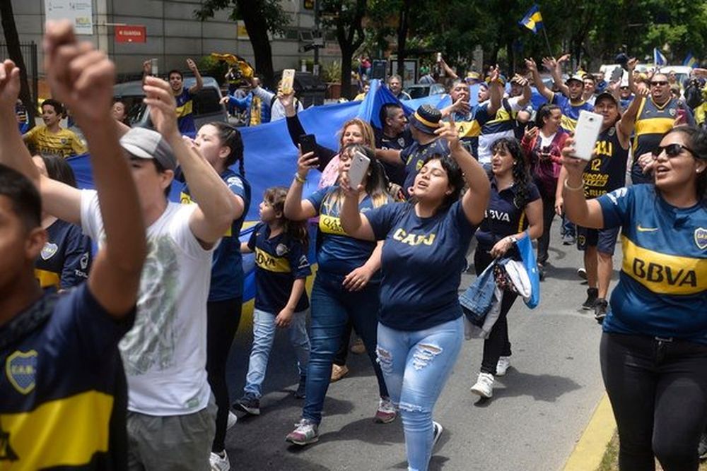 Banderazo multitudinario de los hinchas de Boca