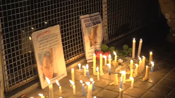 velas, fotos y carteles: asi es el santuario que hicieron en la casa de los abuelos de agostina vega