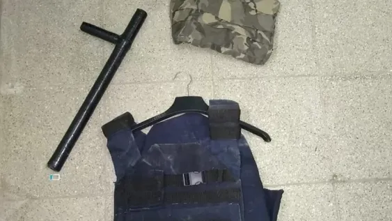 El menor que fabricaba chalecos de policía con cartón y tela, detenido