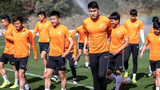 Ya se practica fútbol en la ciudad donde se originó el coronavirus