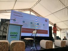 La fertilización fraccionada por goteo fue uno de los ejes de la primera charla de la jornada de pistacho, realizada en el auditorio del Banco San Juan en la Expo Innova Cuyo.
