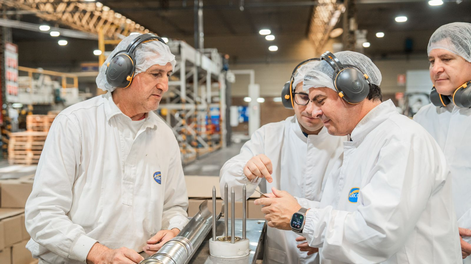 Marcelo Orrego en su visita a la fábrica de Arcor.