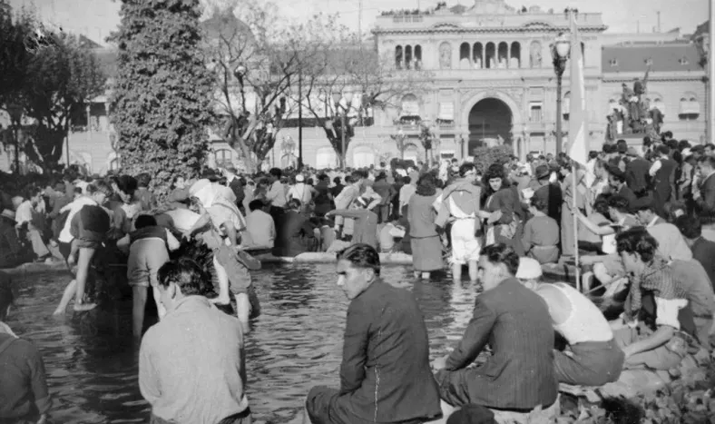 Una imagen siempre mencionada para referirse al 17 de octubre es esta, donde personas se mojan los pies en una fuente de la Plaza de Mayo, en Capital Federal, aquel día que marcó una fecha histórica a mediados del siglo XX en el país.