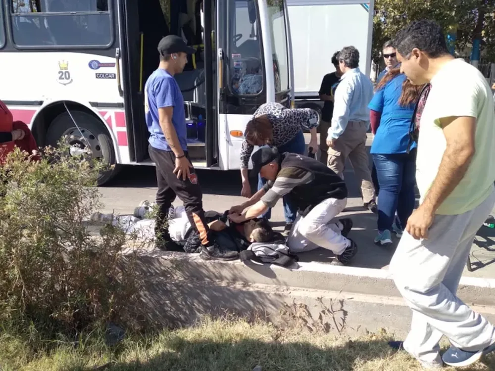 Un motociclista sufrió graves heridas tras ser embestido por un utilitario