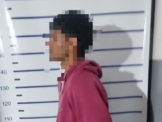 amenazaron de muerte a una mujer con un arma y fueron detenidos: uno de los sospechosos es menor