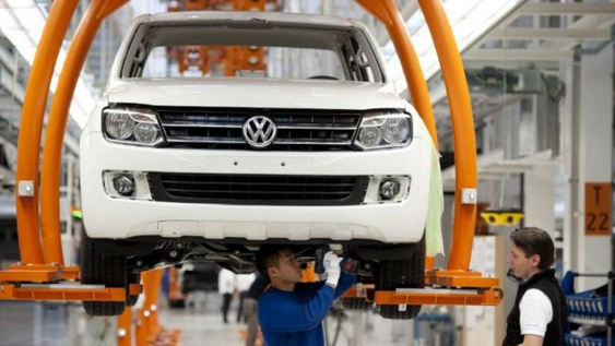 La crisis golpea a la industria automotriz: Fiat y Volkswagen, con suspensiones y despidos
