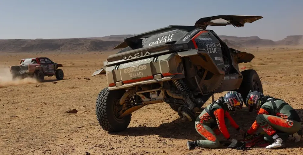 El Dacia de Nasser Al-Attiyah tuvo un duro problema y quedó retrasado 30 minutos entre los autos.