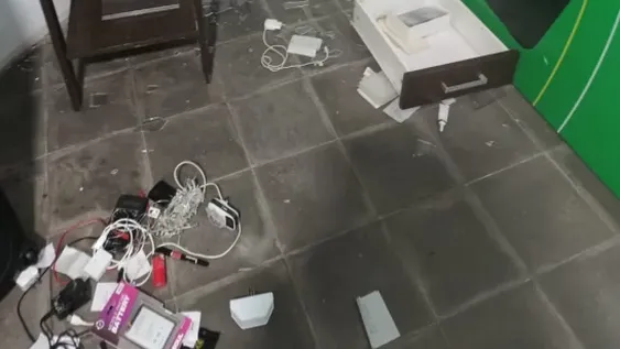Ladrón distraído: robó un comercio en la madrugada y dejó su celular en el lugar