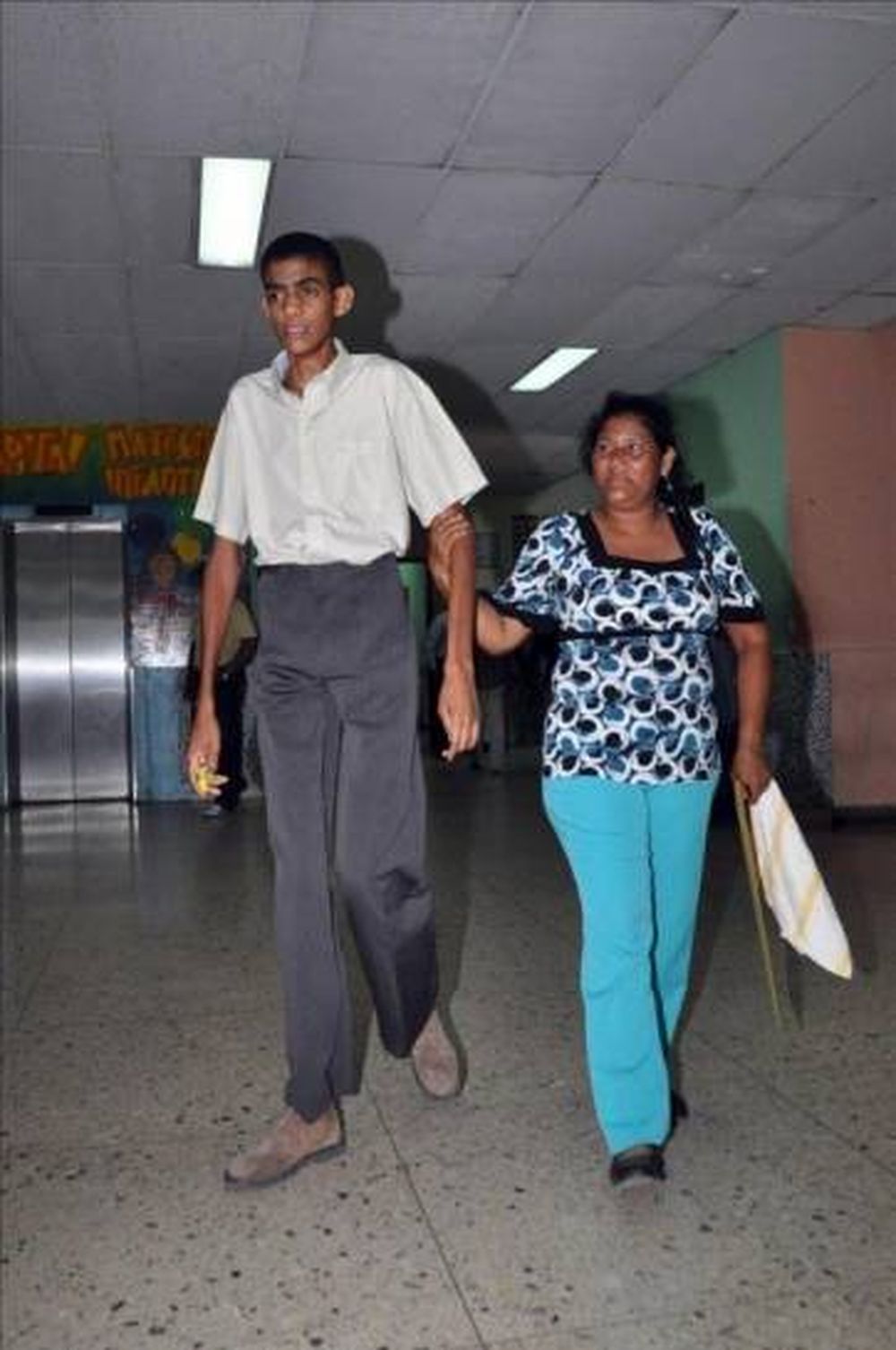 El chico de 15 años que mide 2 metros y no para de crecer