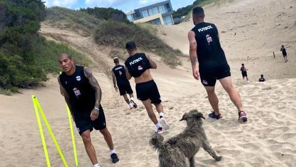[VIDEO] Insólito entrenamiento de Riestra a las 3 de la mañana a metros de un boliche de playa
