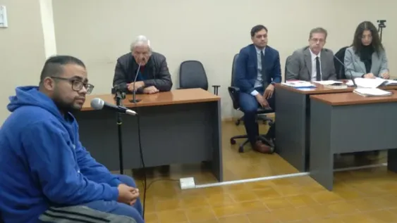 EL JOVEN CAUCETERO, Jesús Antonio Riveros (izquierda) reconoció que tenía, distribuía y vendía pornografía infantil.