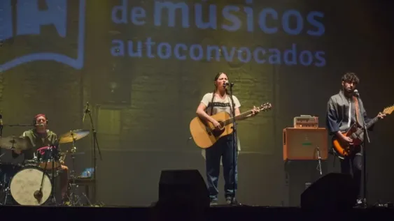 Estandarte con voz femenina