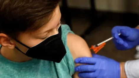 Covid: autorizan en EEUU las vacunas de Moderna y Pfizer para niños desde los 6 meses