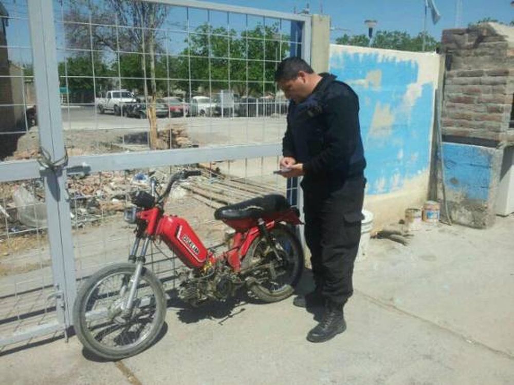 Cayó una mujer y secuestraron una moto con pedido de secuestro