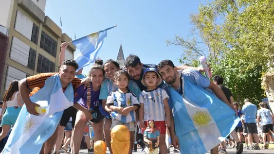 Festejos en la Plaza 25: BUSCATE en la mega galería, PARTE V
