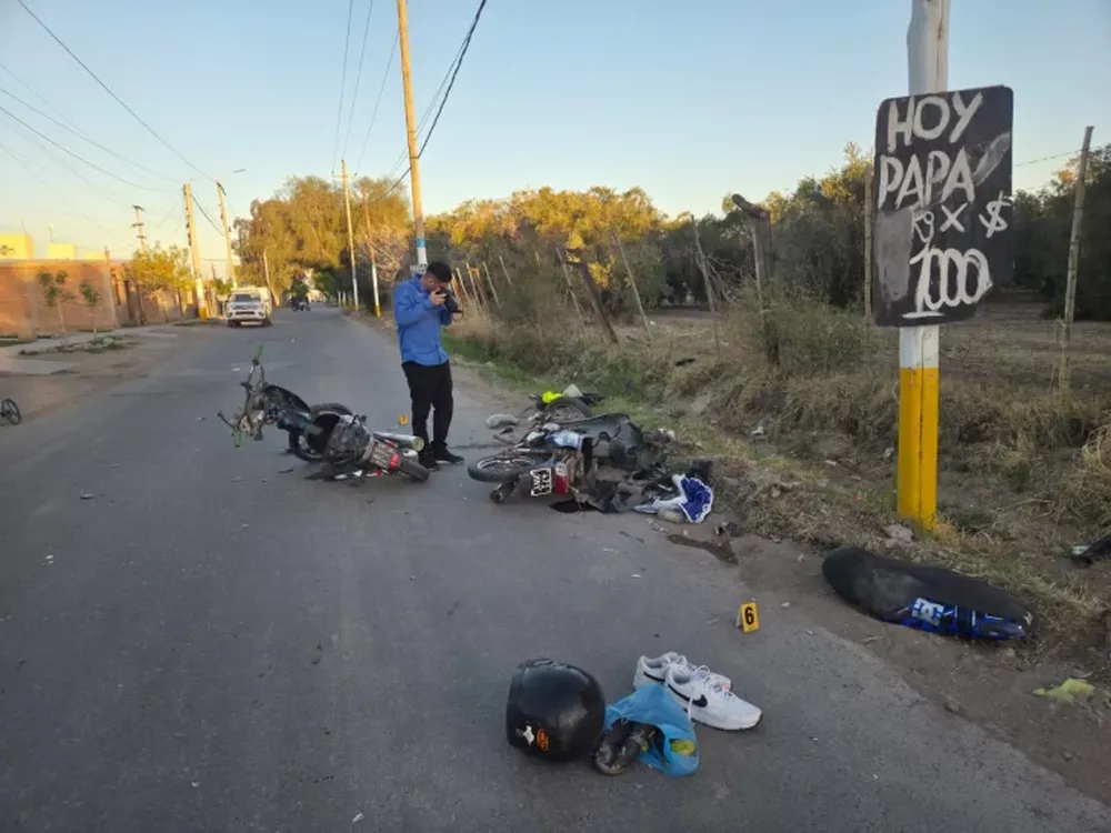 Uno de los motociclistas terminó internado con graves lesiones, dijeron fuentes judiciales.
