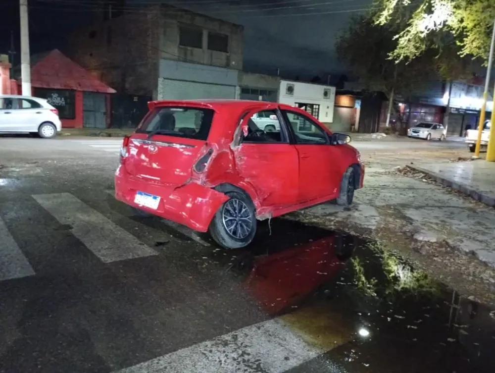 Muy dañado terminó el Toyota Etios tras el impacto de la camioneta. No hubo heridos graves.