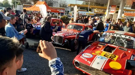 Los autos históricos del TC coparon las calles sanjuaninas para delirio de sus fanáticos