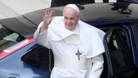 “Cuando falta esta universalidad del amor, la política cae, se enferma, o se hace mala”