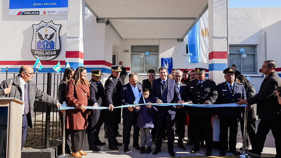 El gobernador Marcelo Orrego durante la inauguración en la Comisaría 21ª.