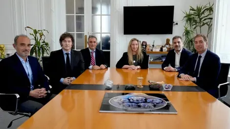 PRESIDENTE. Milei pasó a saludar a los enviados de Macri y les pidió sumar votos.
