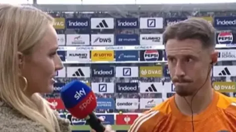 El insólito blooper de una periodista con un jugador tras la derrota de su equipo