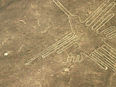 Vista aérea de una figura llamada colibrí dentro del conjunto de geoglifos de las milenarias Líneas de Nasca, en Perú.&nbsp;