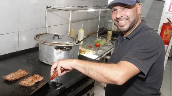 Tiene una lomoteca y hará una cena para que personas sin recursos pasen Navidad