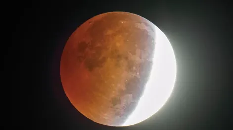 Se vienen un eclipse de Luna y dos lluvias de estrellas: cuándo y cómo verlos